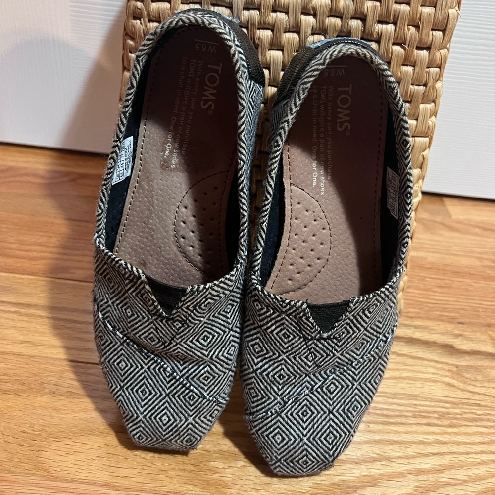 ⚠️2/20 Ladies black & white TOMS casual slip on  shoes 6.5